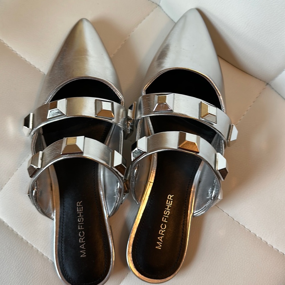 Marc Fisher silver flats
